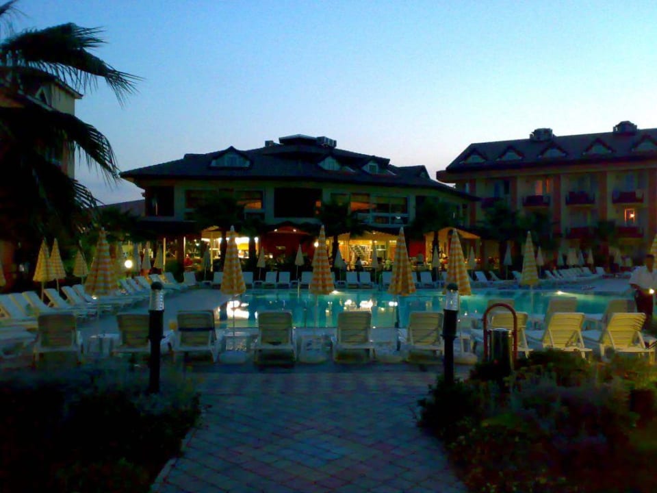 Poolanlage abends Hotel Orfeus Park