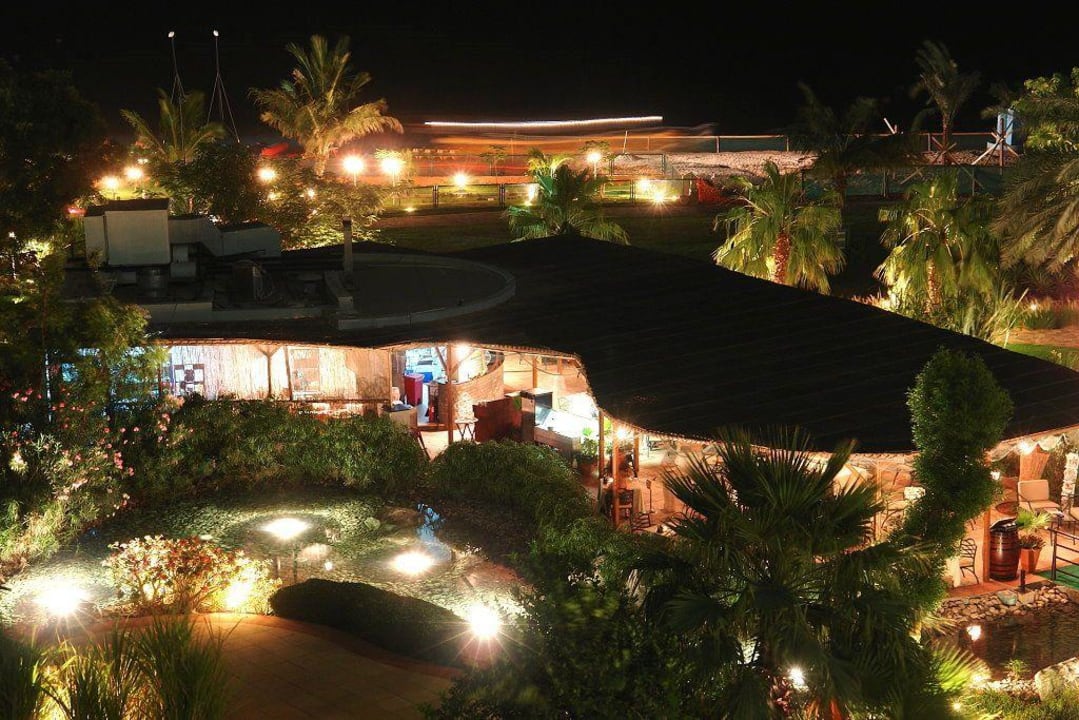 Nachtaufnahme Hotel Le Meridien Al Aqah Beach Resort