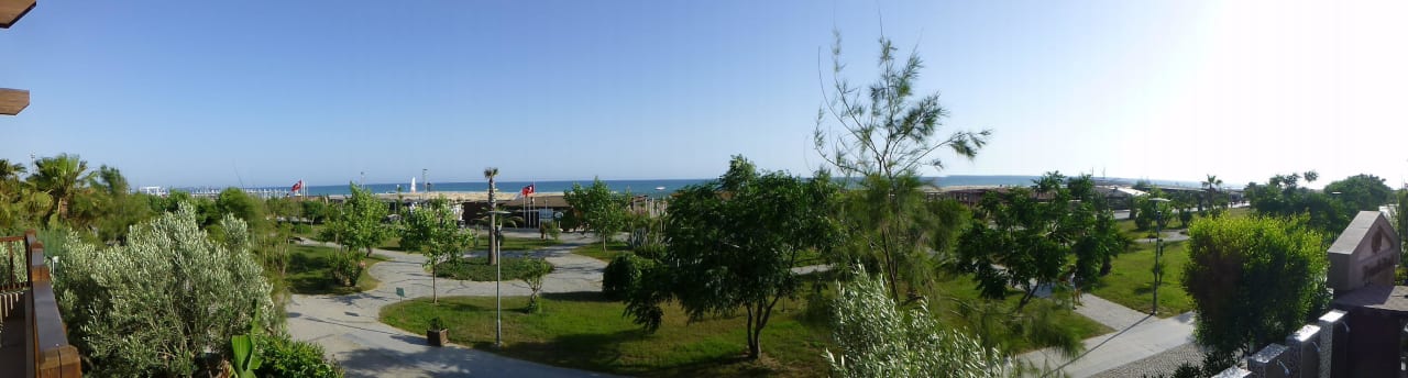 Weg zur Beachbar, 30 Meter ca. Seamelia Beach Resort
