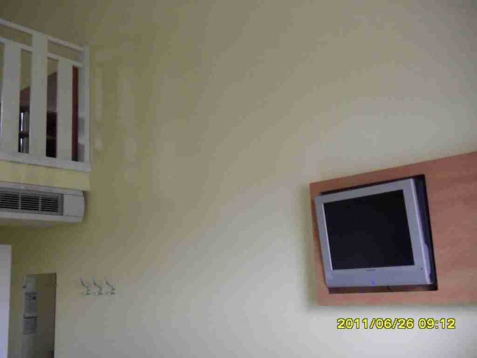 Blick zum TV und oberen Bereich B&B Hotel Berlin Genshagen-Süd