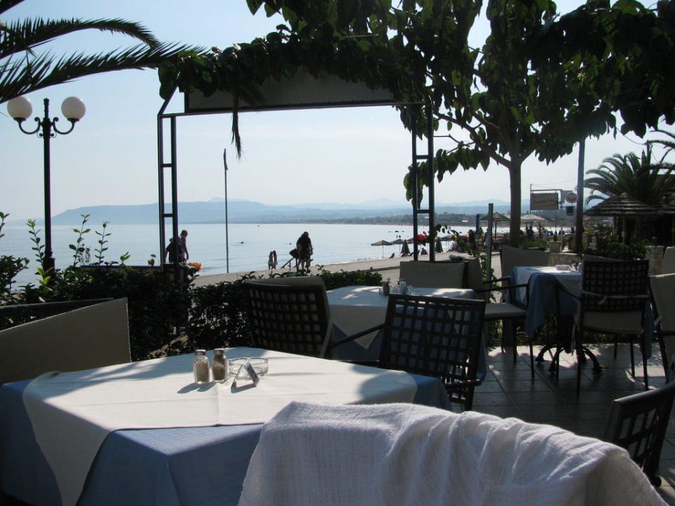 Außensitzplatz im Restaurant unter Bäumen Hotel Corissia Princess