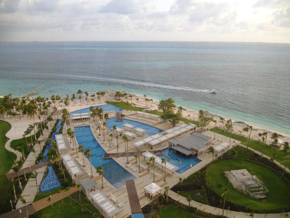 Ausblick aus dem 11. Stock auf die Hotelanlage Hotel Riu Palace Peninsula