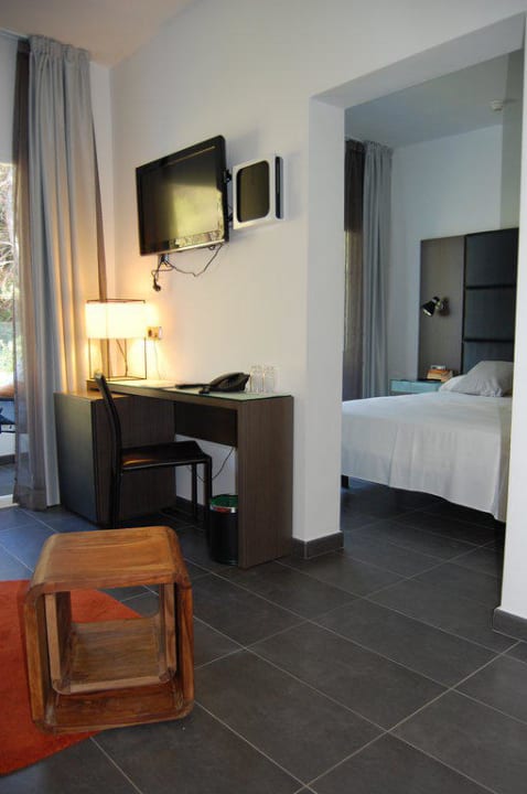 Wohn-/Schlafbereich der Juniorsuite Palladium Hotel Cala LLonga - Adults only