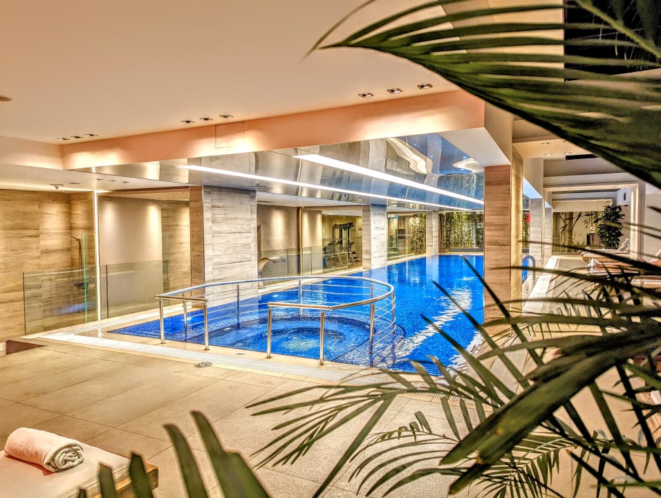 Pool Movenpick Living Istanbul West