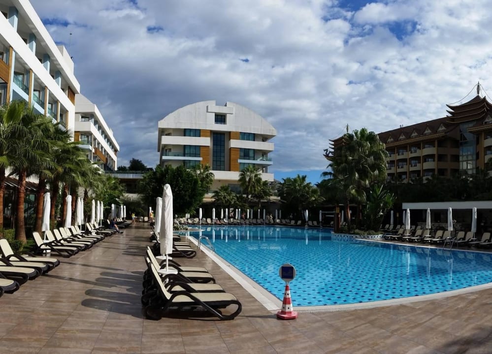 Poolanlage Ende Oktober Port Side Resort Hotel