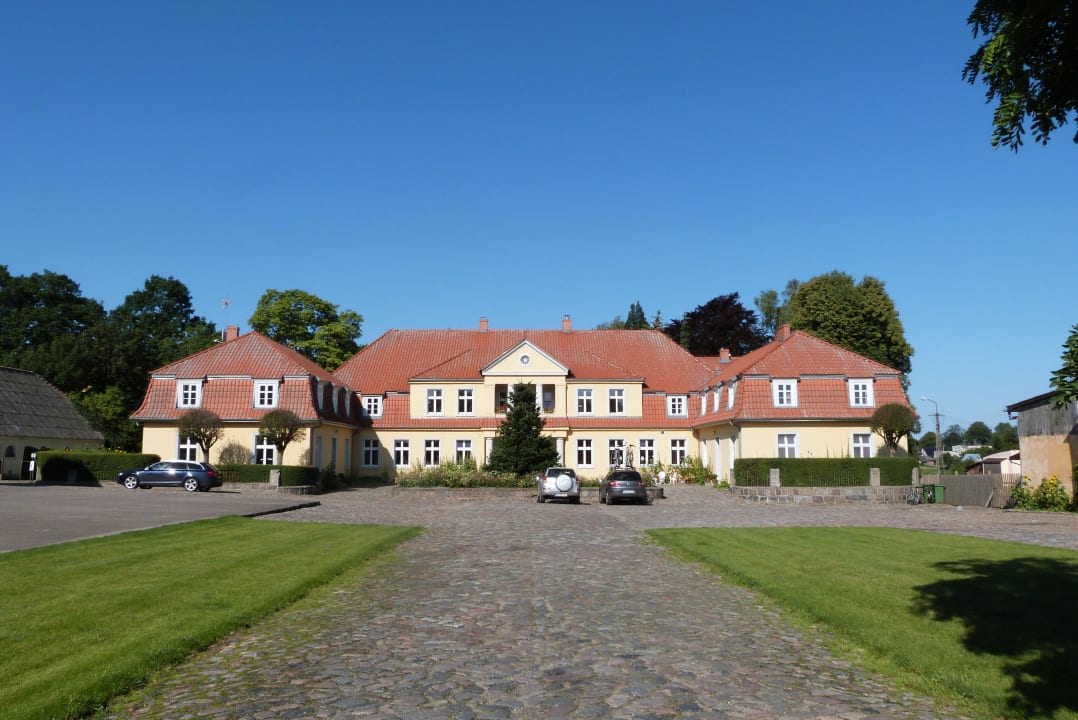 Das Hotel von vorne Sześć Dębów Dwór w Prusewie