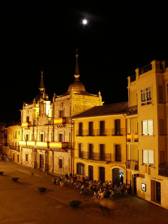 Вид на площадь Hotel Bierzo Plaza