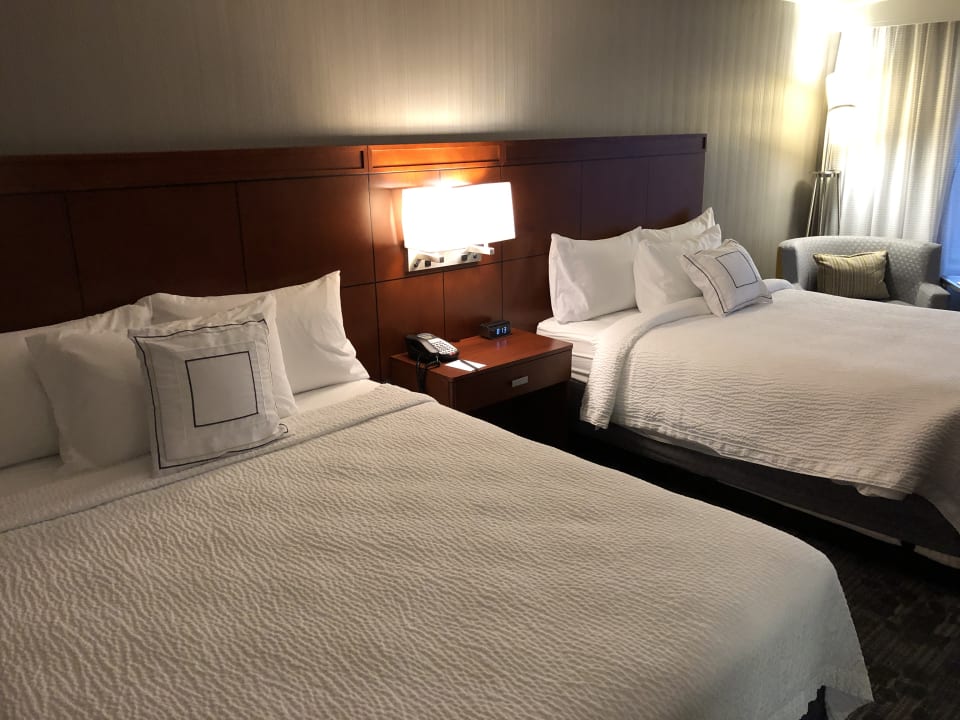 Zimmer Courtyard Hotel Kingston Highway 401/Division Street