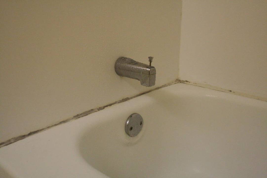 Schimmel am Rand der Badewanne Lauderdale Beachside Hotel