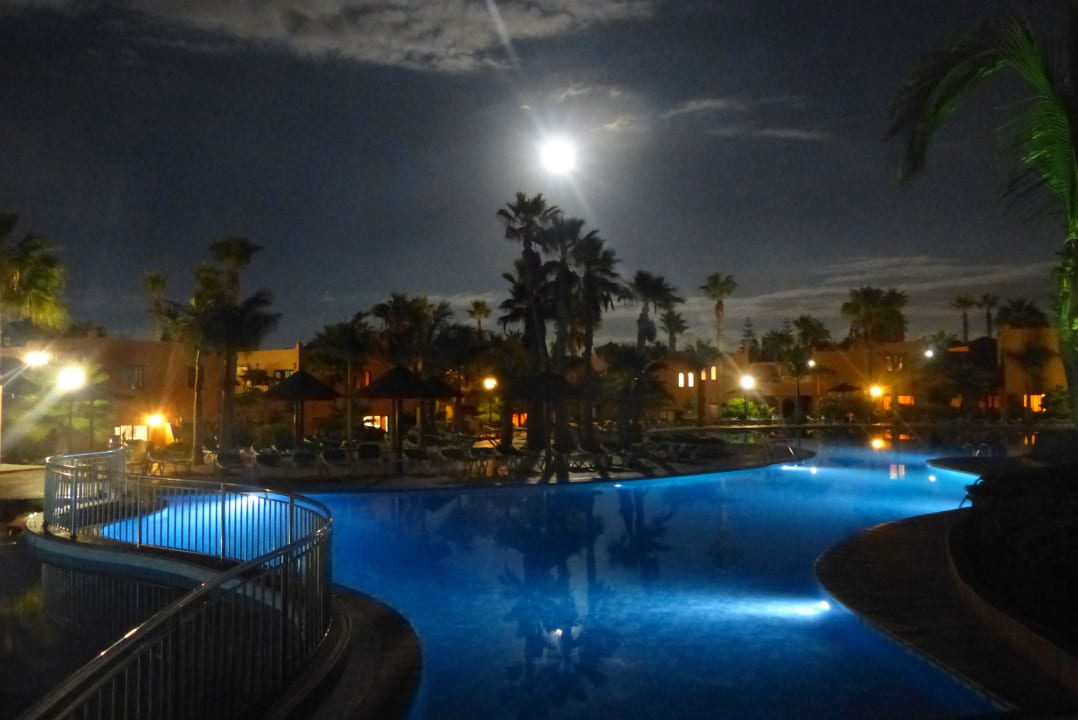 Der Poolbereich in der Nacht Hotel Oasis Dunas