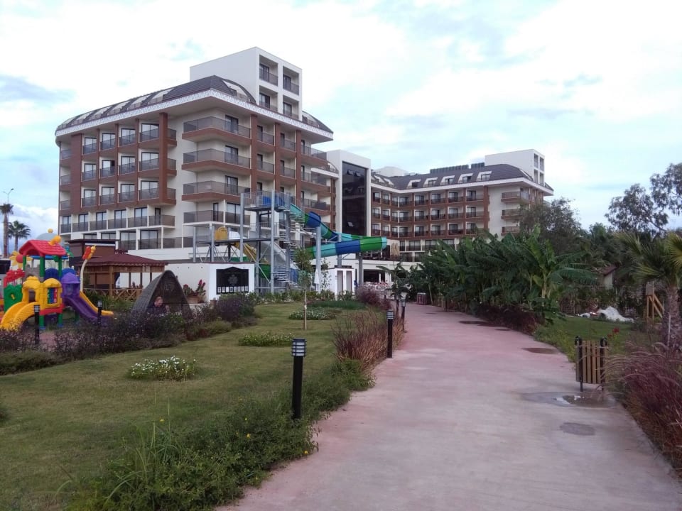 Spielplatz am Hotel  Glamour Resort & Spa