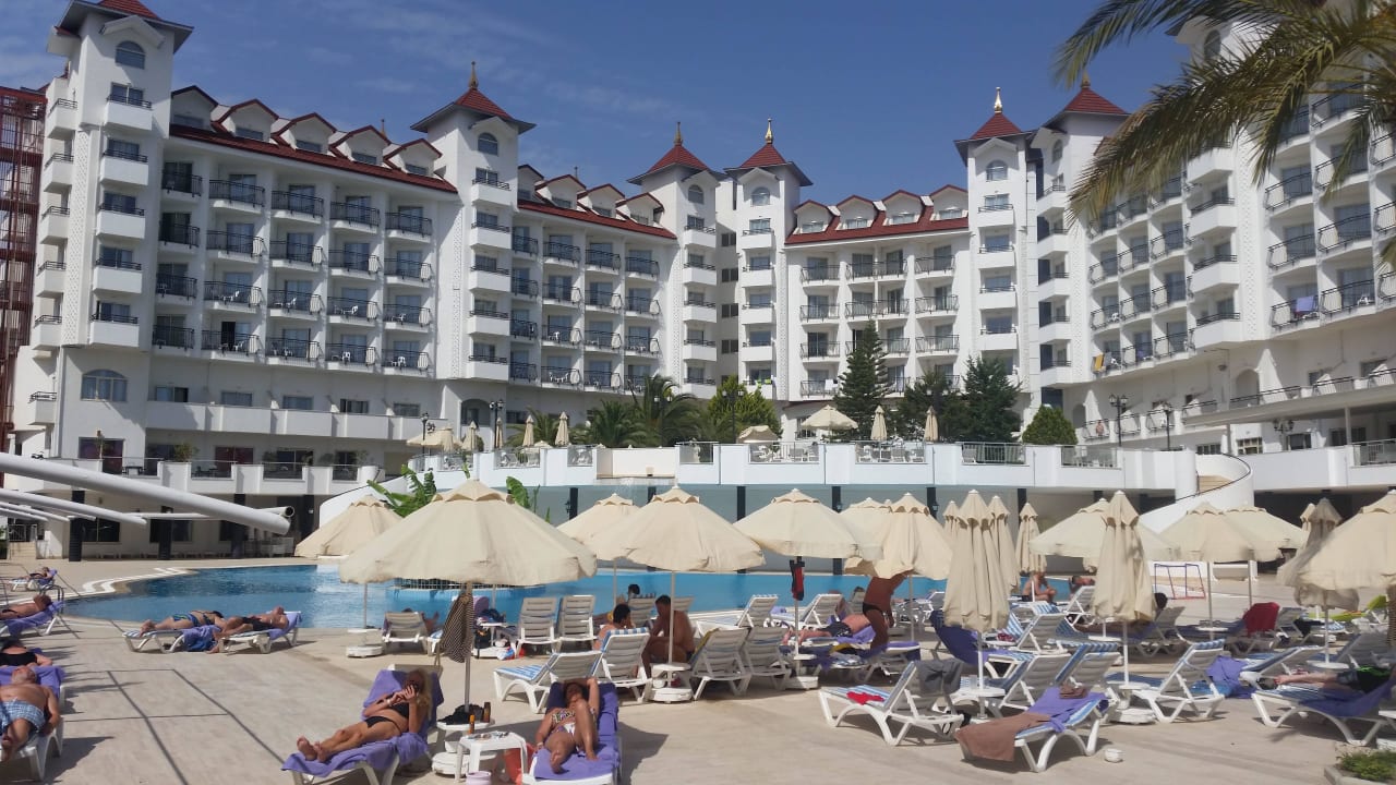 Hotel vom Pool aus Serenis Hotel