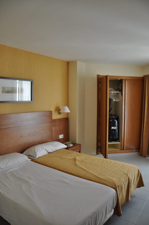 Schlafzimmer, Matratzen leider suboptimal. Hipotels Bahia Grande