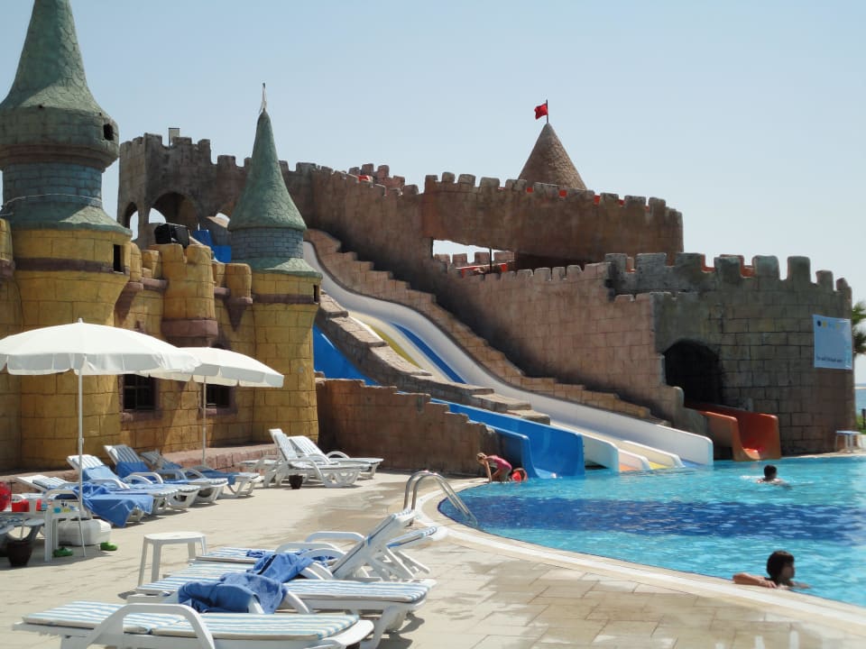 Blick zu den Rutschen TUI BLUE Palm Garden