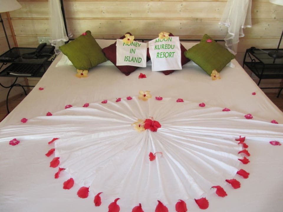 Honeymoon Schmückung in der Villa  Kuredu Island Resort & Spa