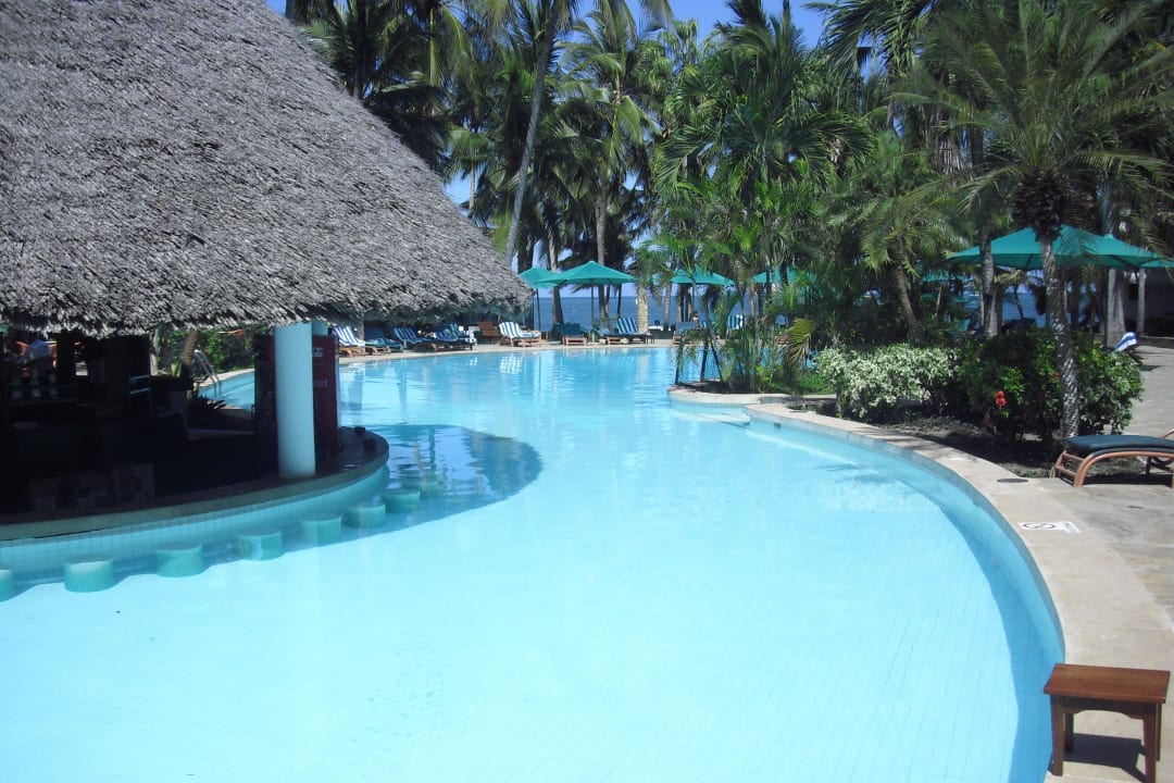 Pool mit Swim-Up-Bar Travellers Beach Hotel & Club