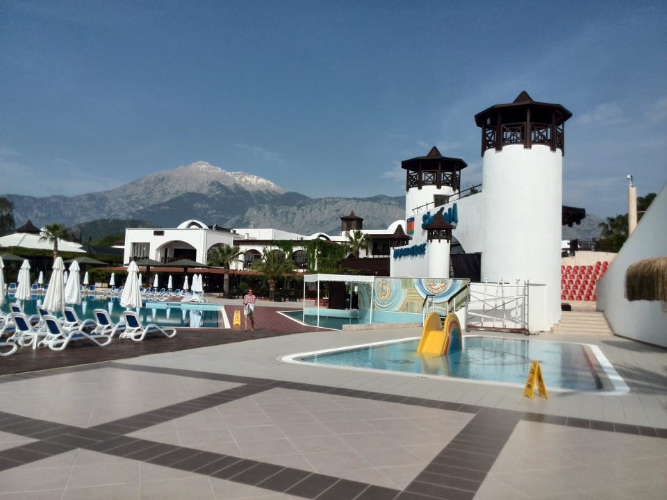 Schöner Blick auf die Berge Emelda Sun Club