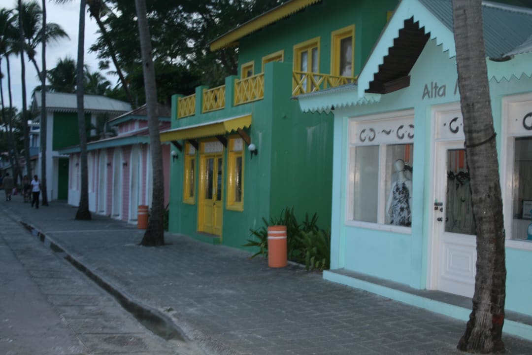 Einkaufsmöglichkeit um die Ecke Hotel Riu Bambu