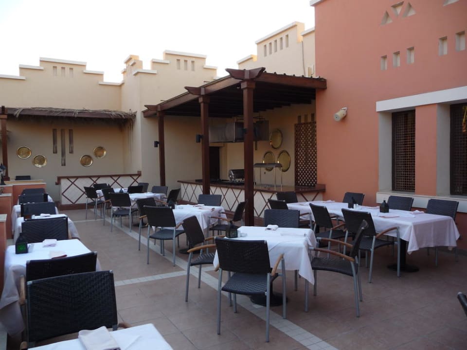 Grill und Sitzgelegenheit im Außenbereich Jaz Dar EL Madina