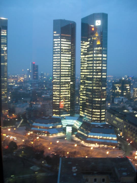 Ausblick vom Zimmer auf die Skyline INNSIDE by Meliá Frankfurt Eurotheum