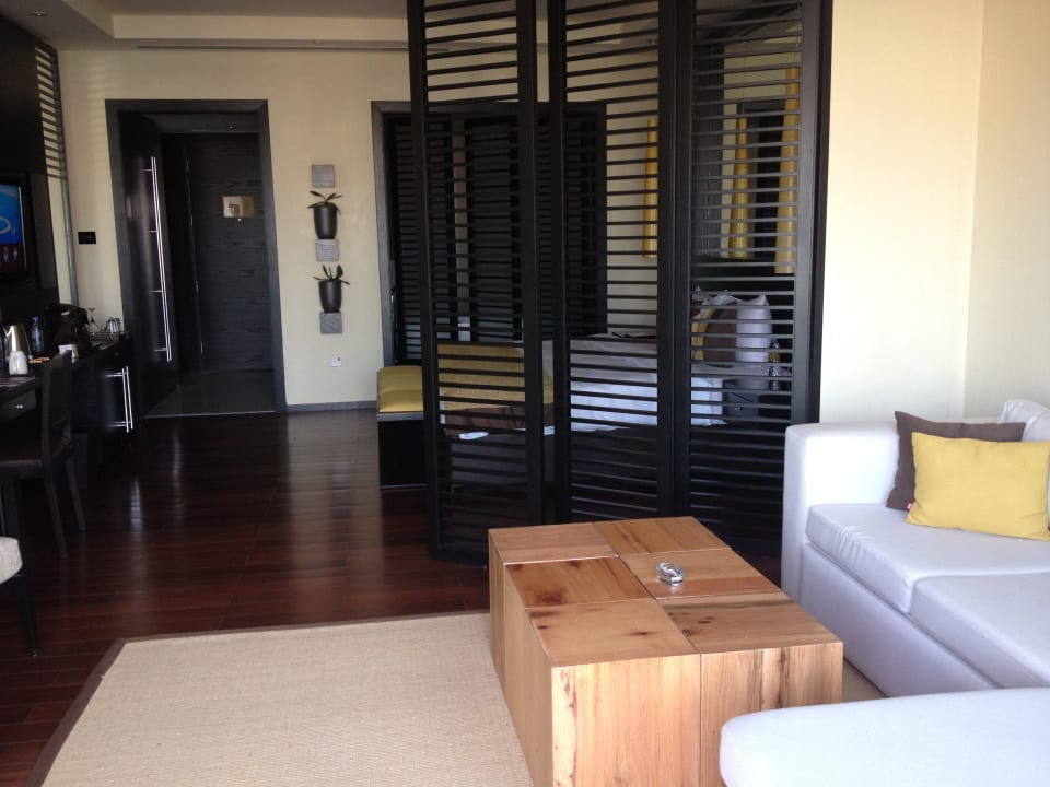 Blick zum Bett/Eingang Rixos The Palm Hotel & Suites