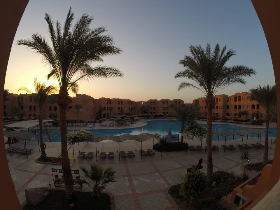 Zimmerblick beim Sonnenaufgang Jaz Makadi Oasis Resort