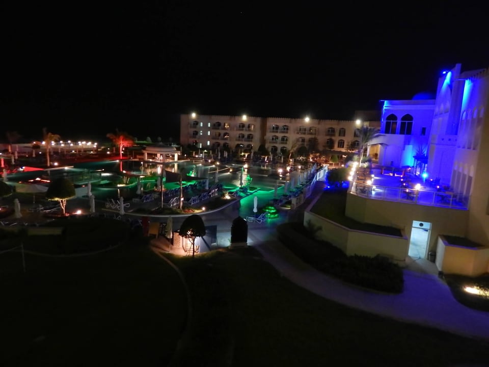 Pool bei Nacht Wyndham Garden Salalah Mirbat