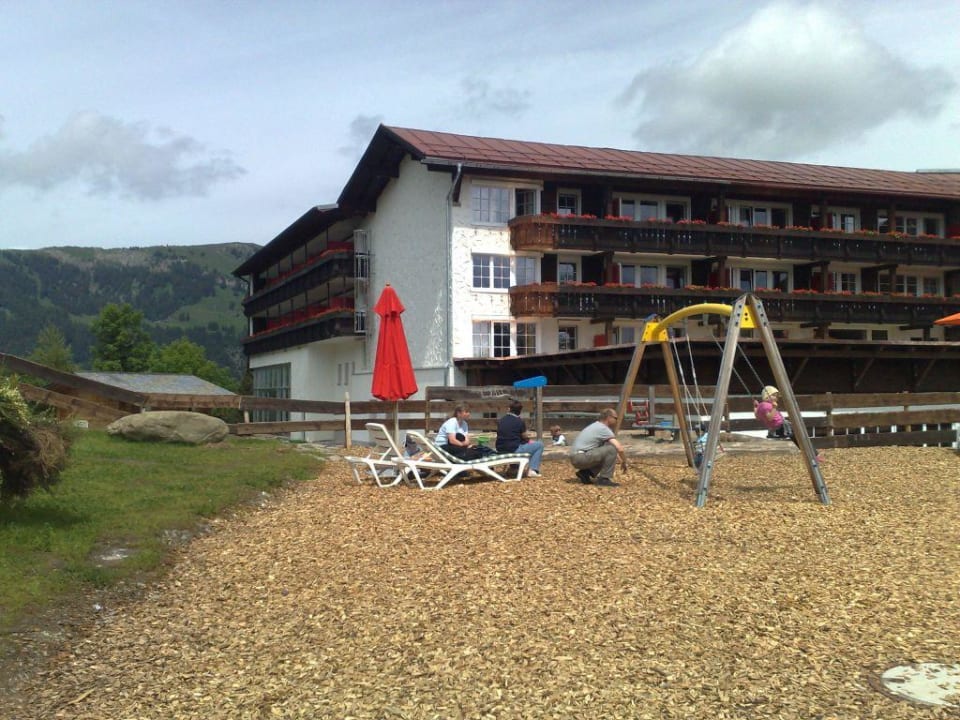 Ein Spielplatzbereich  von mehreren Familotel Allgäuer Berghof