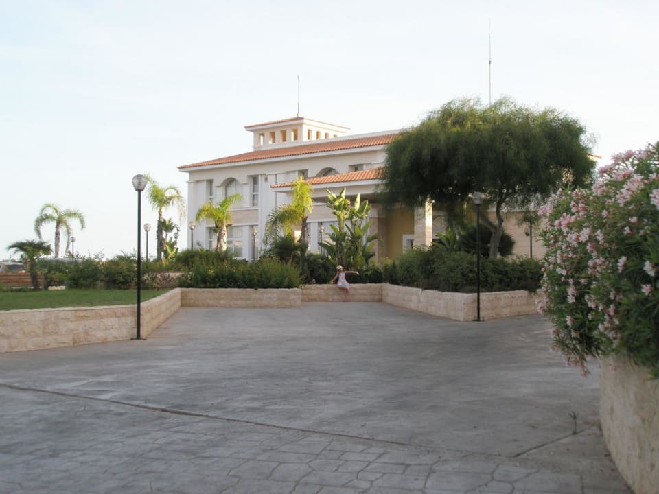 Vordere Hotelansicht Aktea Beach/Holiday Village