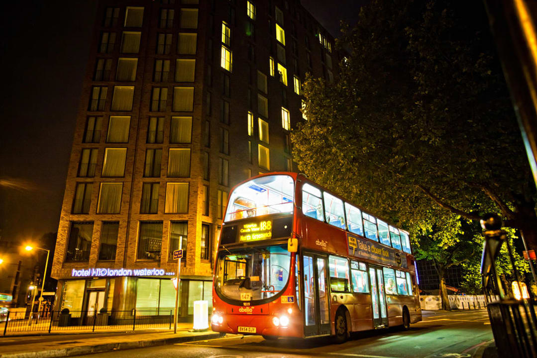 Das Hotel bei Nacht Hotel H10 London Waterloo