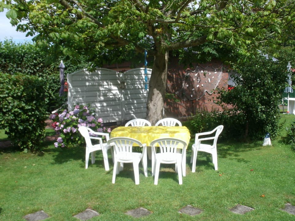 Schattiger Platz unter einem Baum Private Ferienzimmer Borkum Bantjedünen 83