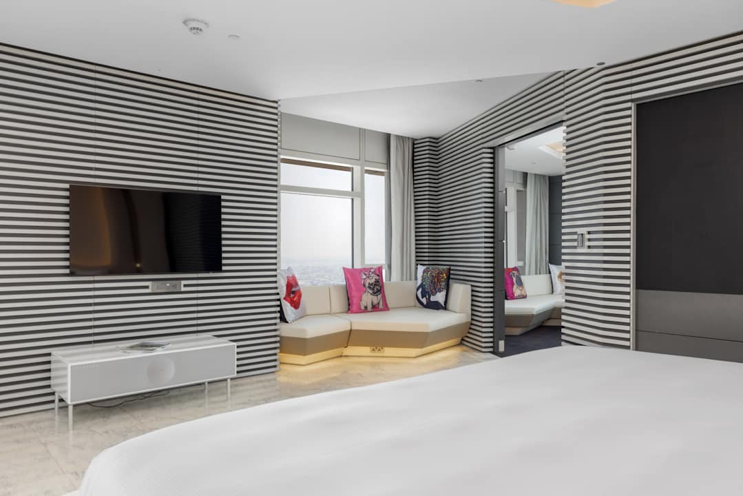 Zimmer V Hotel Dubai, Curio Collection by Hilton