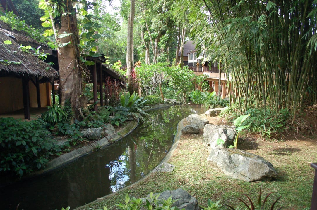 Bächlein durch die Gartenlandschaft Khao Lak Merlin Resort