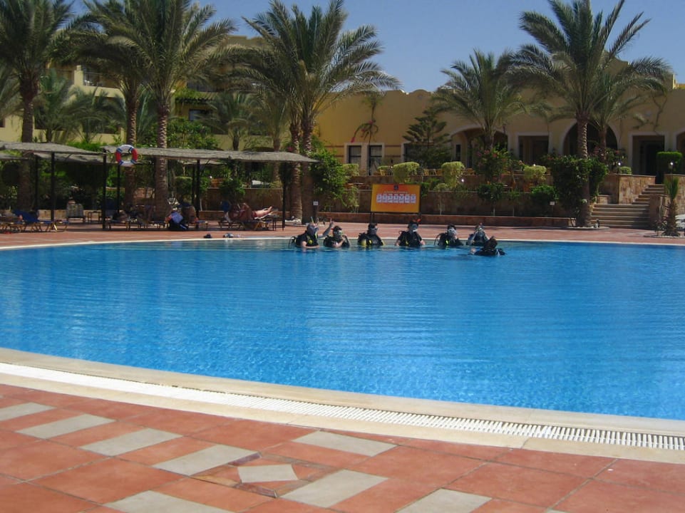 Taucher im Pool Jaz Solaya