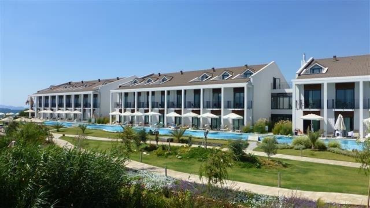 Blick auf das Hauptgebäude mit den Poolzimmern Jiva Beach Resort