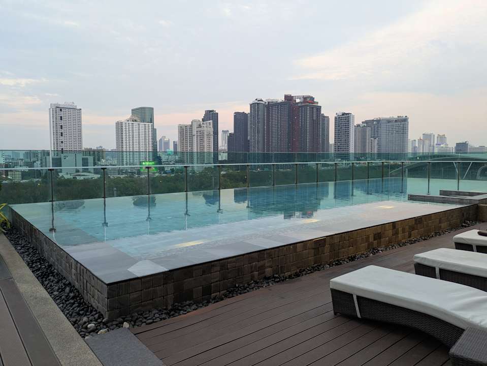 Pool Mercure Bangkok Makkasan