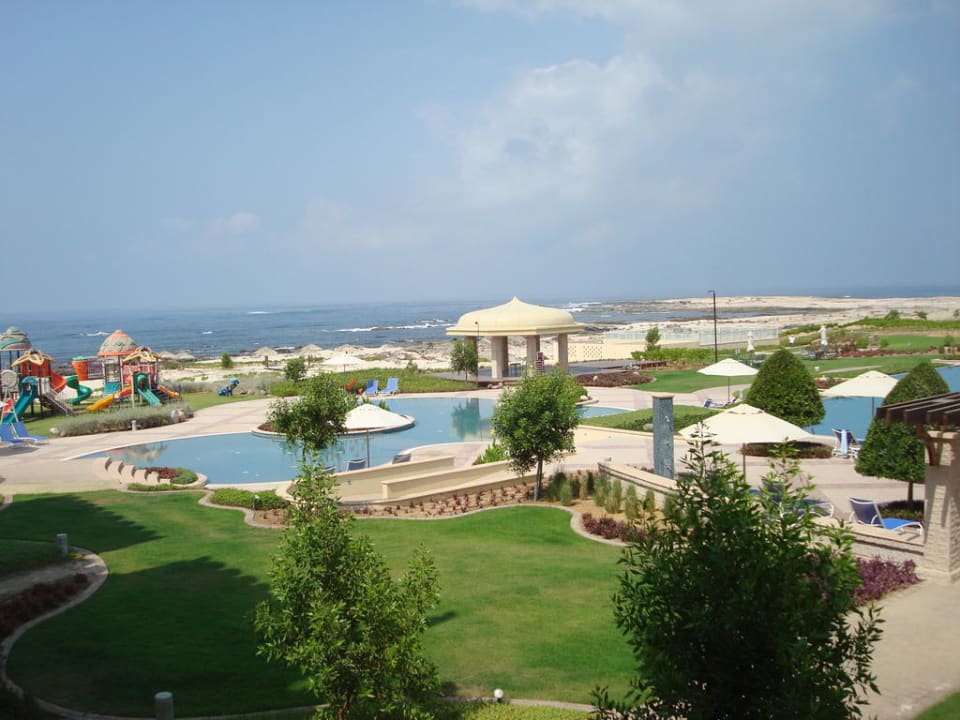 Blick auf Meer und Pool vom Balkon aus Wyndham Garden Salalah Mirbat