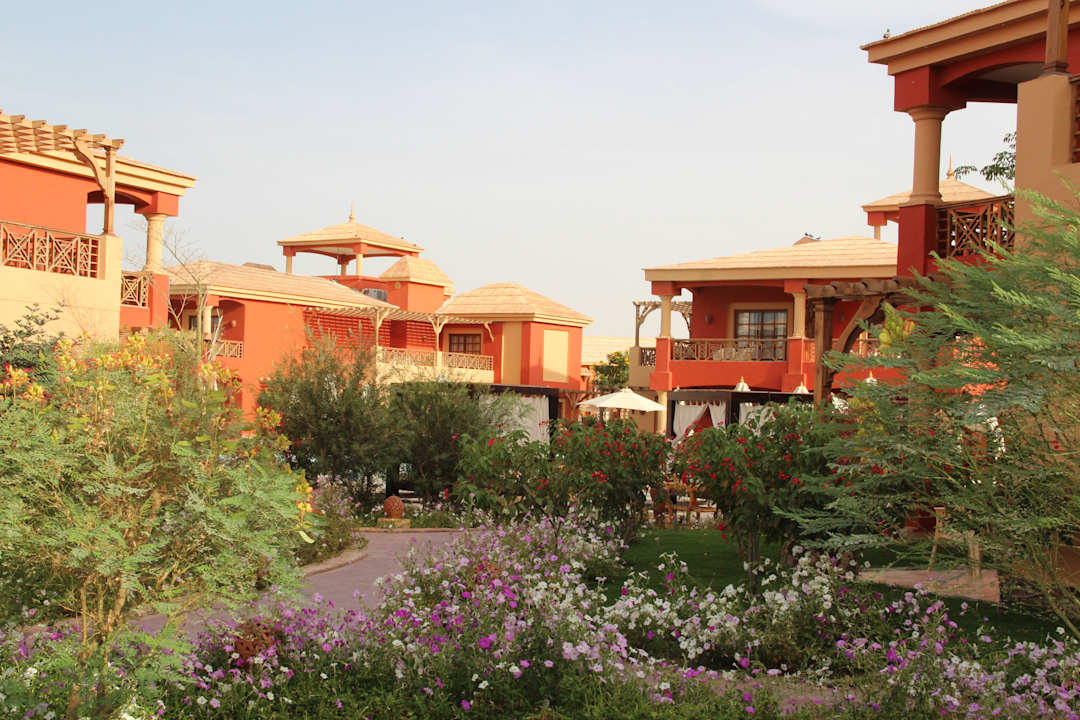 Домики около неактивных бассеинов  Pickalbatros Alf Leila Wa Leila Resort - Neverland Hurghada