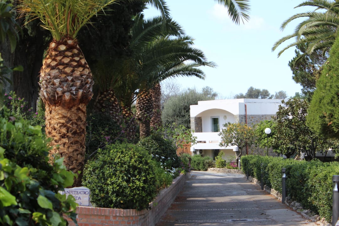 Weg durch das Hotelgelände Aldiana Club Rocca Nettuno Calabria