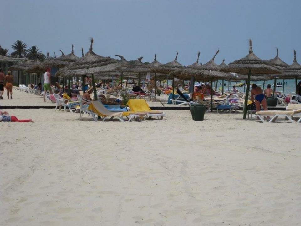 Hier kann man den neuen Holzsteg sehen El Ksar Resort & Thalasso