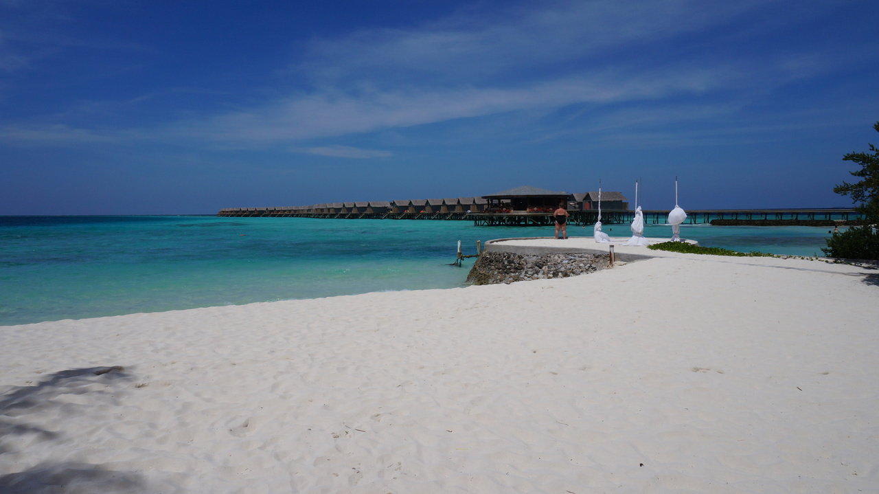 Strandausblick Centara Ras Fushi Resort & Spa Maldives