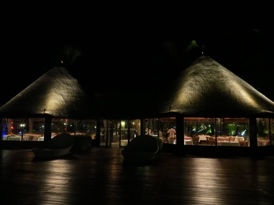 Das Sunset Restaurant bei Dunkelheit außen Adaaran Select Hudhuran Fushi - Premium All Inclusive
