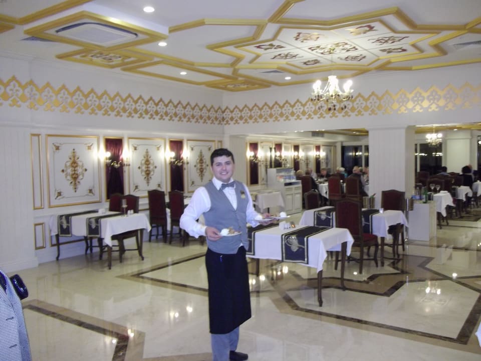 Kellner im osmanischem Restaurant Diamond Excellence Resort & Spa