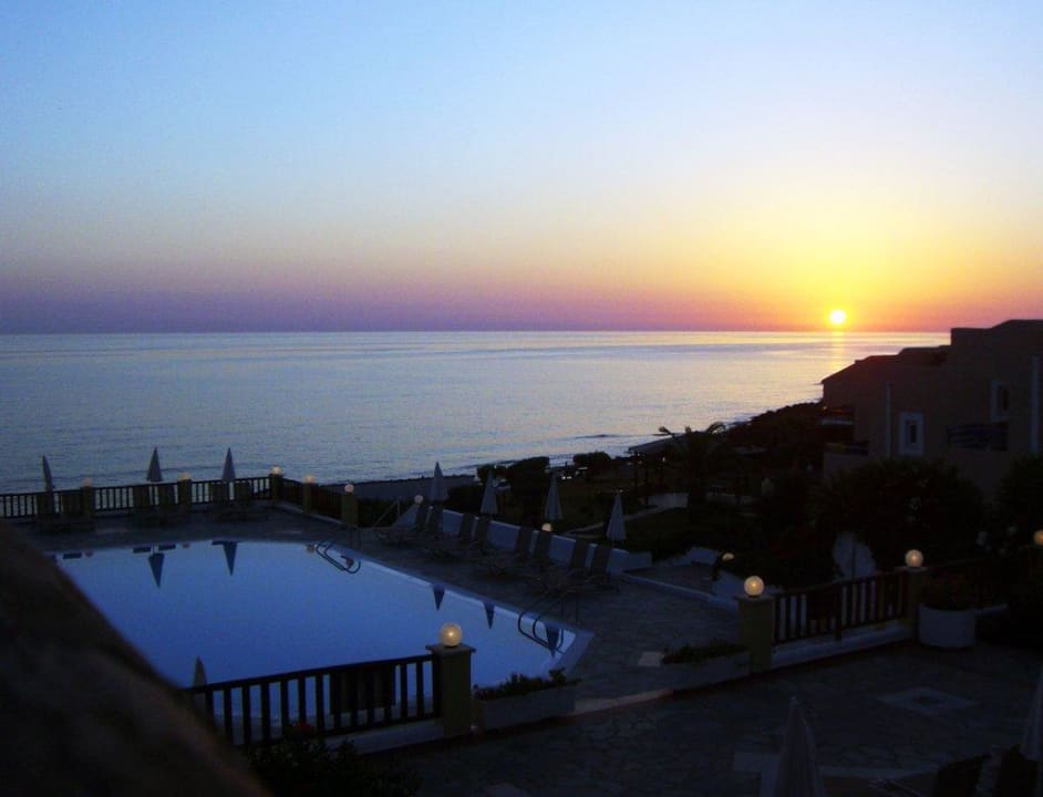 Sonnenaufgang über dem Nebenpool Alexander Beach Hotel & Village Resort