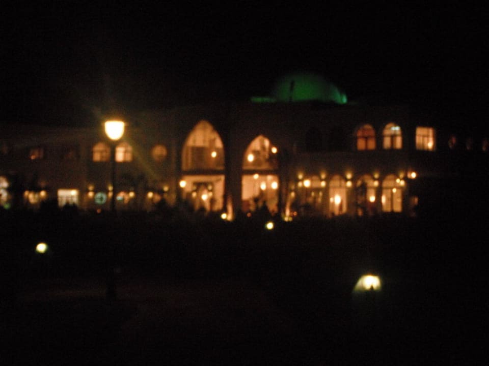 Haupthaus bei Nacht Hotel Gorgonia Beach Resort