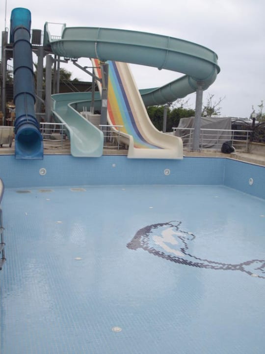 Kinderpool mit Rutschen (leider noch ohne Wasser) Aydinbey Famous Resort