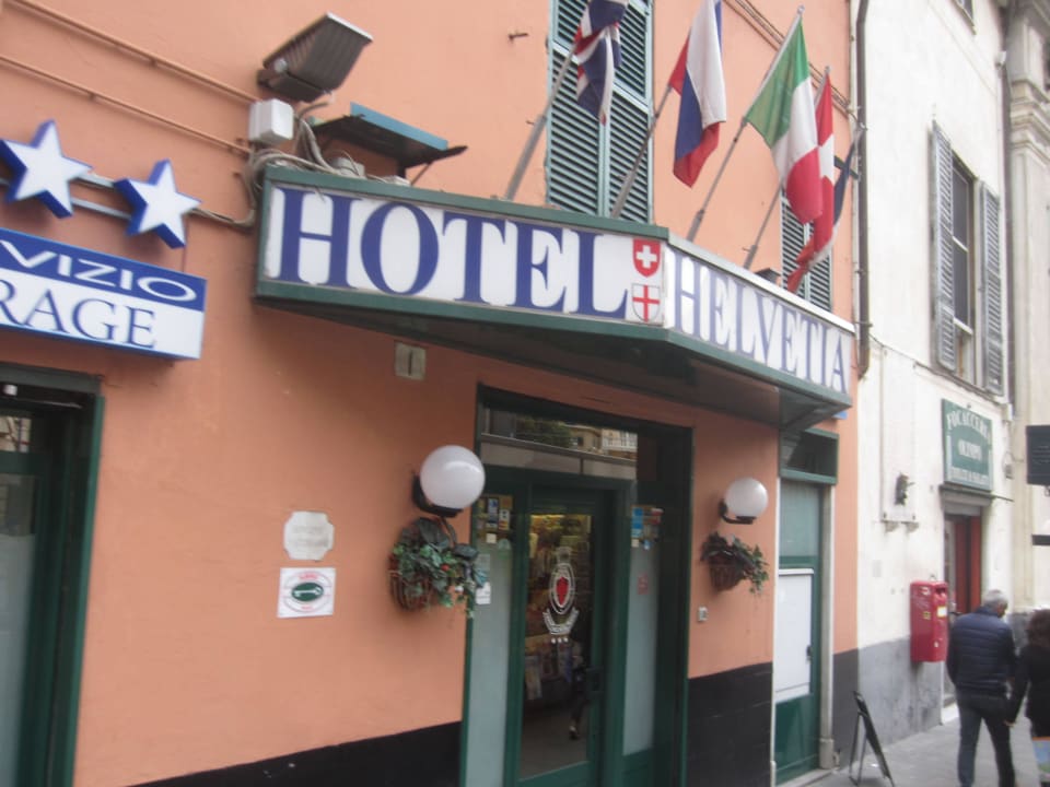 Seitliche Außenansicht Hotel Helvetia