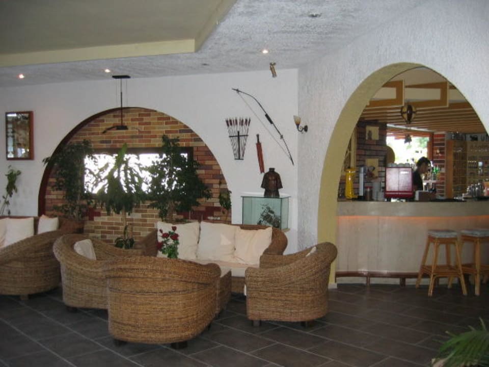 Sitzgelegenheit / Blick zur Bar Gaia Garden Hotel