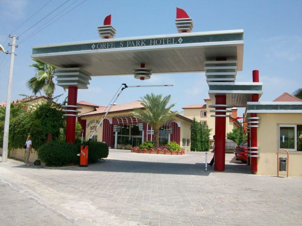 Blick zur Einfahrt des Hotels Hotel Orfeus Park