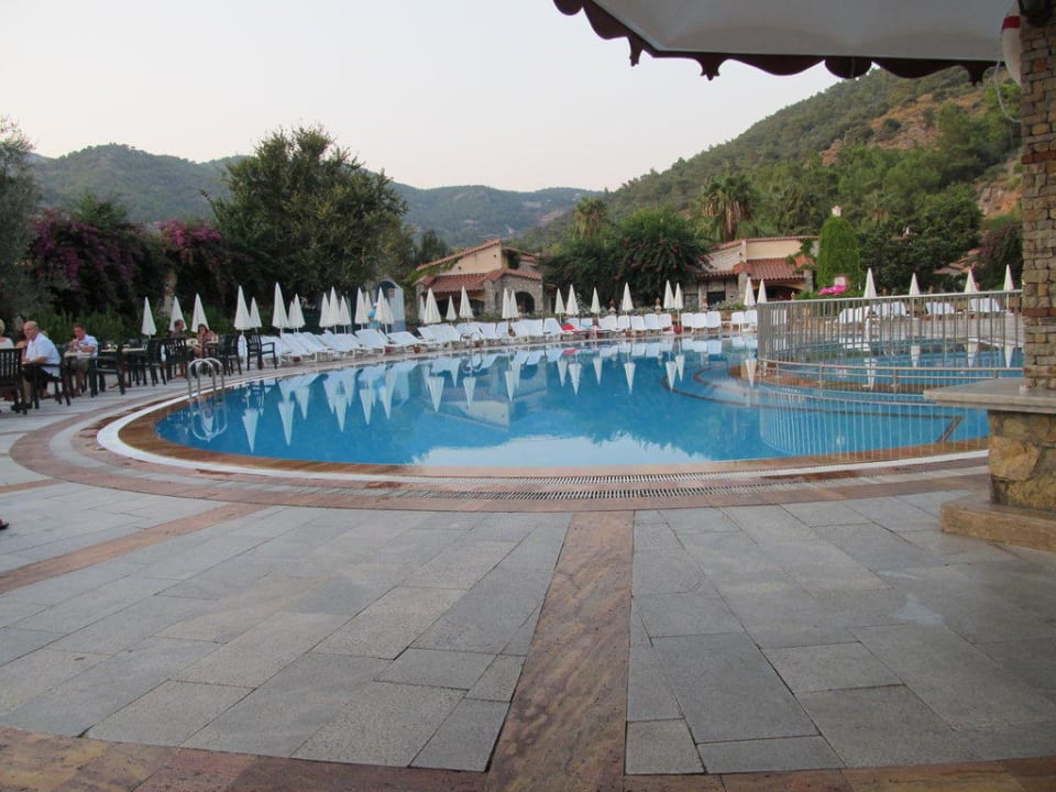 Hauptpool früh abends Ölüdeniz Beach Resort by Z Hotels